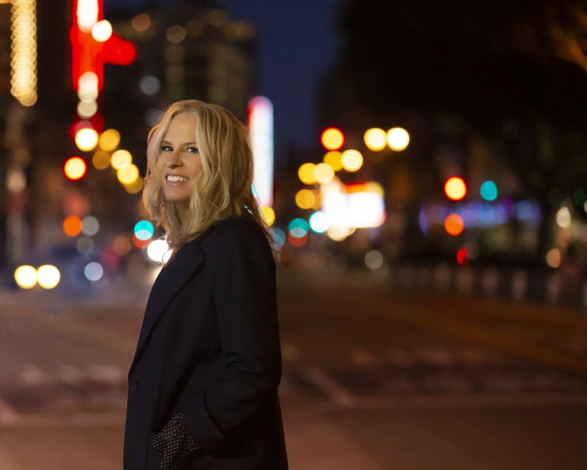 Vonda Shepard (seated show)