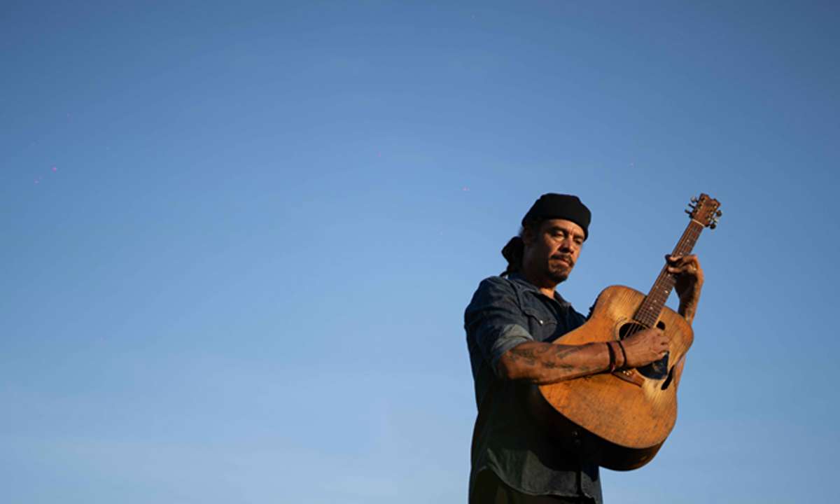Michael Franti Trio - Heartstrings & Dynamite